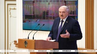 4月9日，白俄罗斯总统亚历山大·卢卡申科在独立宫召开了关于工业发展状况和任务的大型会议
