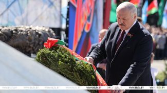 2022 年 5 月，亚历山大·卢卡申科在胜利纪念碑举行的敬献花圈仪式上