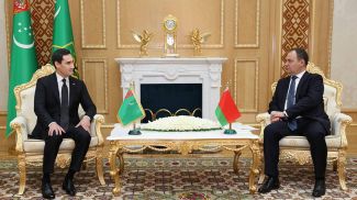 谢尔达尔·别尔德穆哈梅多夫和罗曼·戈洛夫琴科。图源："白俄罗斯政府" Telegram频道