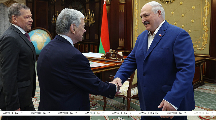 亚历山大·卢卡申科总统在会见美国总统代表约翰·科尔期间