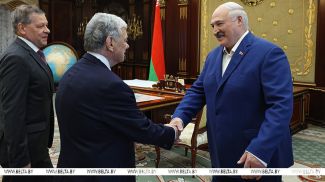 亚历山大·卢卡申科总统在会见美国总统代表约翰·科尔期间