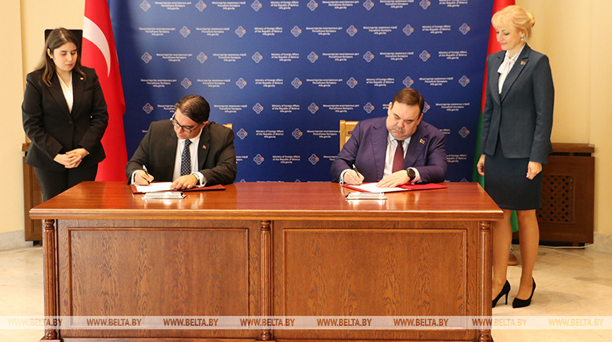 古奇吕·杰姆·伊希克和叶夫根尼·谢斯塔科夫 图源：外交部