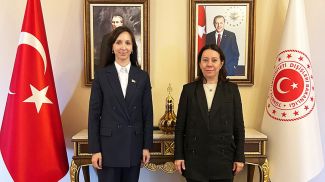 叶甫盖尼娅·博特凯维奇和艾舍·塞岑·乌斯鲁尔 外交部图