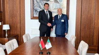 马克西姆·雷任科夫和艾哈迈德·阿塔夫 图源：外交部