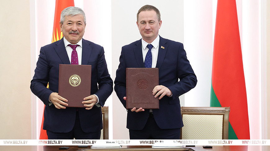 阿德尔贝克·卡西马利耶夫和亚历山大·图尔钦