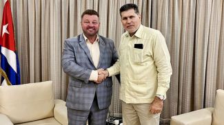 维塔利·博尔丘克和奥斯卡·佩雷斯-奥利瓦·弗拉加 图源：外交部