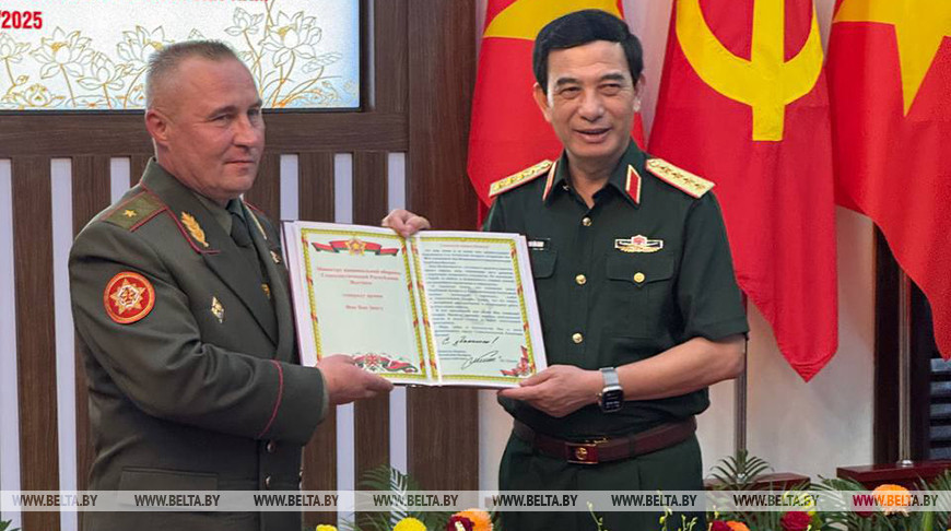 列昂尼德·卡辛斯基和范文江 图源：国防部