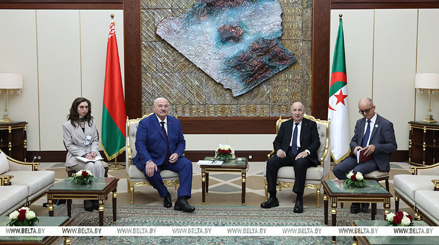 白俄罗斯总统亚历山大·卢卡申科与阿尔及利亚总统阿卜杜勒马吉德·特本在该国首都的穆拉迪亚宫举行了会晤